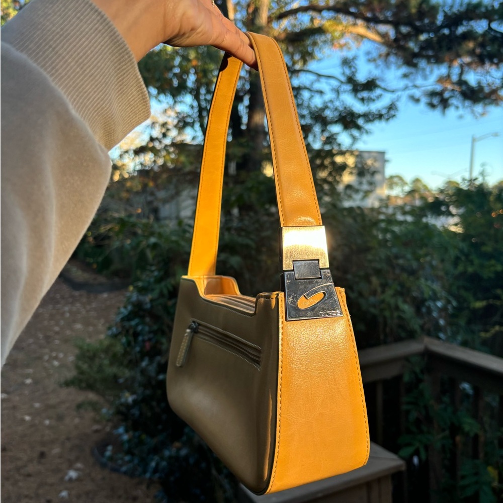 GUESS - Picture 4 of 7
